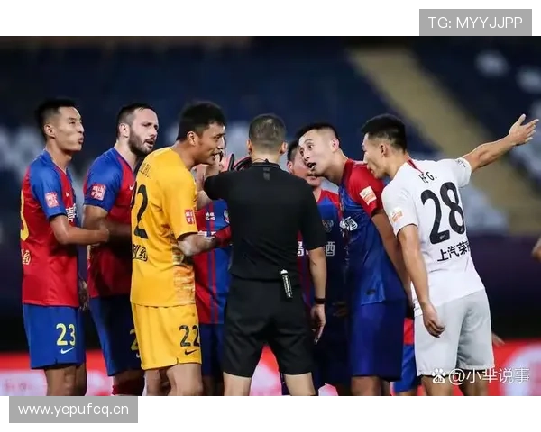 为什么裁判有时对犯规视而不见？揭秘足球“有利原则”判罚逻辑