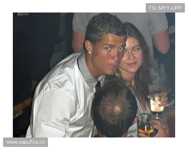 C罗新家客厅一角被拍，我的租房合同在旁边默默哭