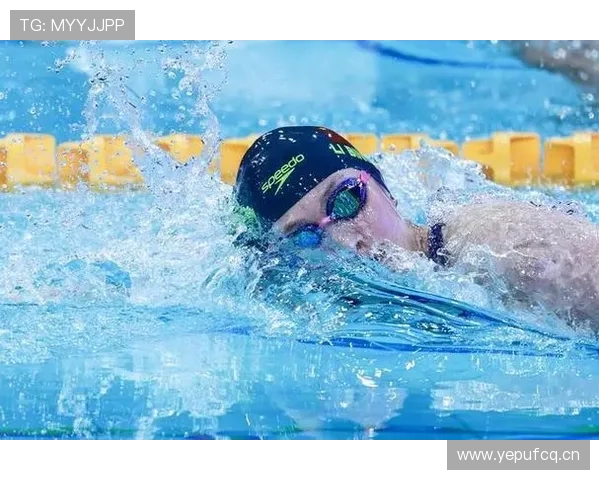 刷到李冰洁提着塑料菜篮回家那张图，瞬间把“泳坛女神”拉回邻居阿姨范儿