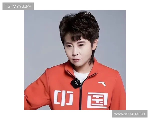 王濛穿名牌挎塑料袋买菜，那金牌教练和邻家大妈同框也太带劲了